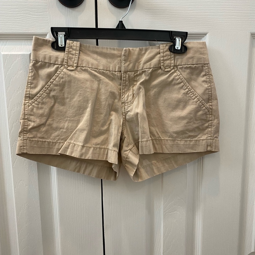 Old navy 100% cotton shorts. Size 2 in a khaki/tan color.